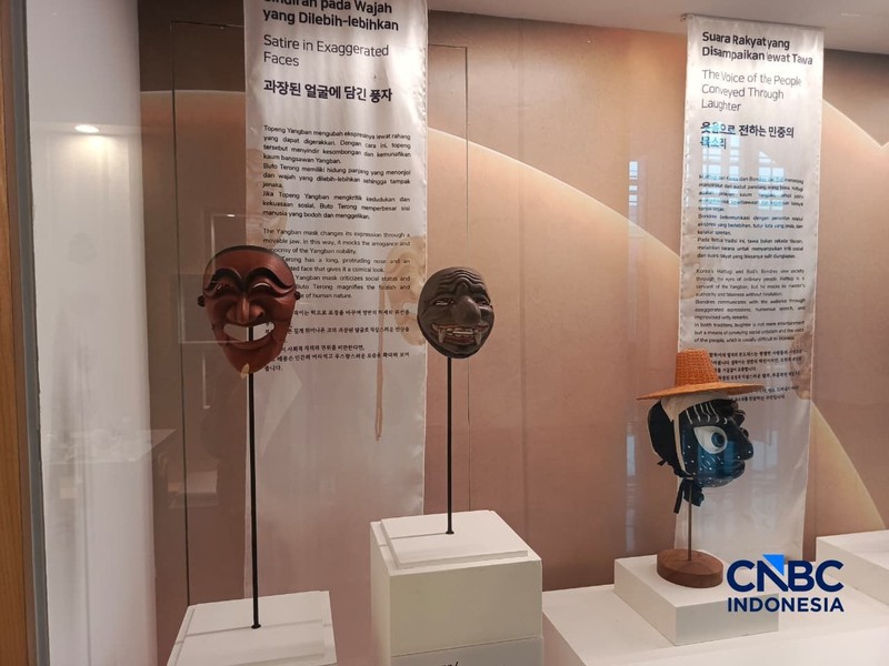 Sejumlah topeng dipajang dalam Pameran