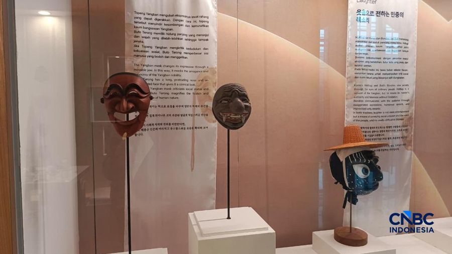 Sejumlah topeng dipajang dalam Pameran