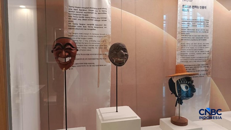 Sejumlah topeng dipajang dalam Pameran