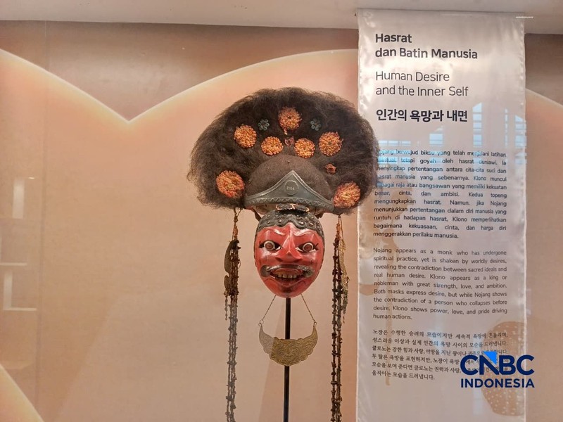 Sejumlah topeng dipajang dalam Pameran