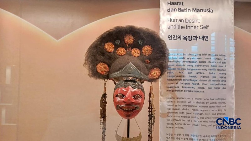 Sejumlah topeng dipajang dalam Pameran