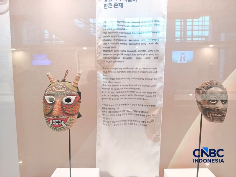 Sejumlah topeng dipajang dalam Pameran