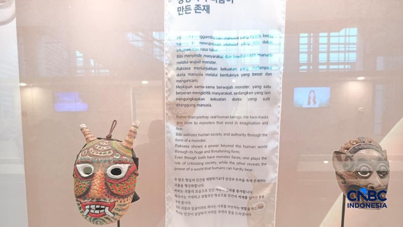 Sejumlah topeng dipajang dalam Pameran