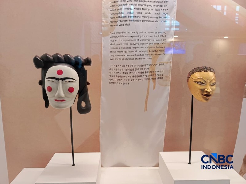 Sejumlah topeng dipajang dalam Pameran