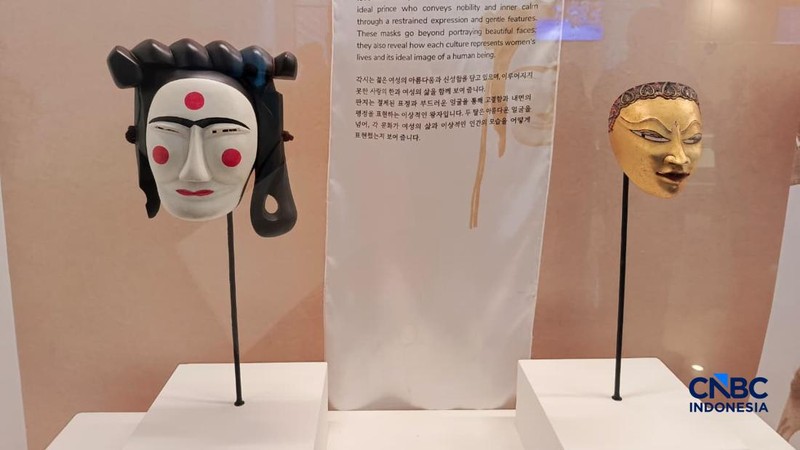 Sejumlah topeng dipajang dalam Pameran