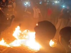 Geng Motor Ancam Busur Ojol di Makassar, Motor Dibakar Massa
