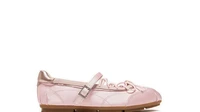 Flat Shoes Pink Cocok dengan Baju Apa? Ini 6 Ide Padu Padan