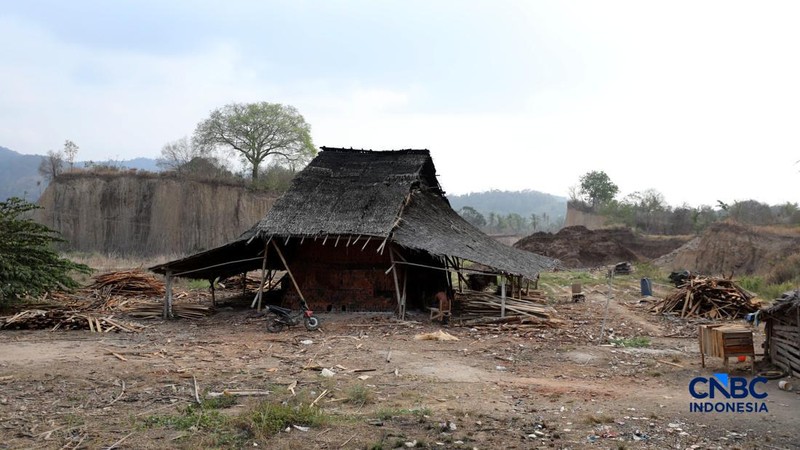 Suasana lokasi pembuatan batu bata merah menggunakan tanah lempung di Kampung Setu, Kecamatan Waringinkurung, Serang, Banten, Minggu (25/10/2026). Usaha pembuatan bata merah yang dijual seharga Rp260/buah kini menjadi kegiatan ekoniomi produktif bagi
