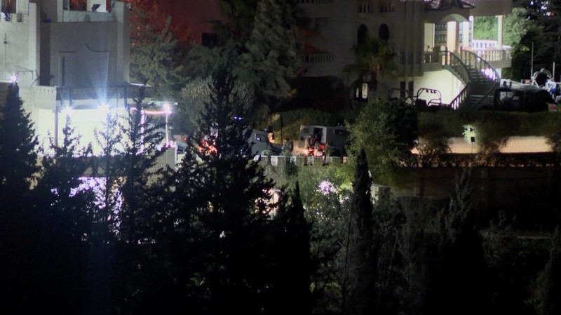 Tentara Israel menggeledah rumah-rumah warga Palestina dan berpatroli di jalanan Hebron, Tepi Barat yang diduduki, pada Minggu (25/10/2026). (Tangkapan Layar Video Reuters/)