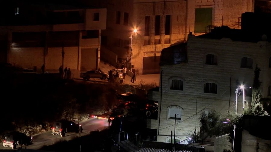 Tentara Israel menggeledah rumah-rumah warga Palestina dan berpatroli di jalanan Hebron, Tepi Barat yang diduduki, pada Minggu (25/10/2026).