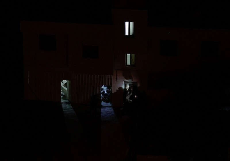 Tentara Israel menggeledah rumah-rumah warga Palestina dan berpatroli di jalanan Hebron, Tepi Barat yang diduduki, pada Minggu (25/10/2026). (Tangkapan Layar Video Reuters/)