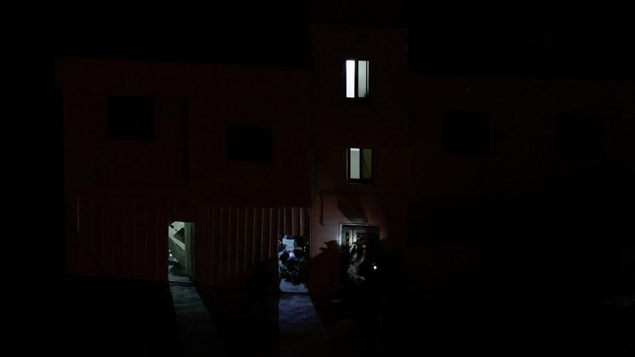 Tentara Israel menggerebek bangunan-bangunan milik warga Palestina dalam sebuah operasi militer di Hebron, di Tepi Barat yang diduduki Israel, pada 25 Oktober 2026.