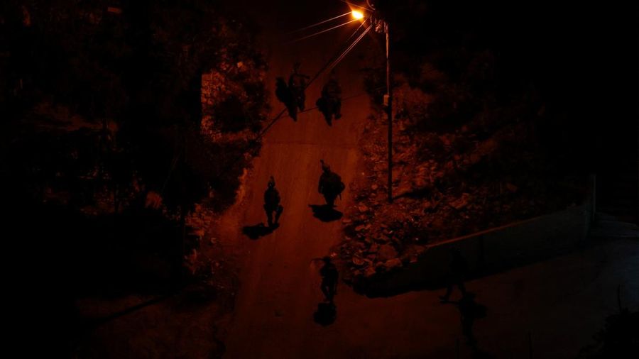 Tentara Israel menggerebek bangunan-bangunan milik warga Palestina dalam sebuah operasi militer di Hebron, di Tepi Barat yang diduduki Israel, pada 25 Oktober 2026.