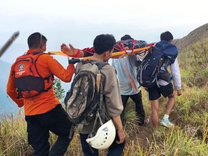 Terpeleset Saat Mendaki, Remaja Perempuan di Lombok Timur Dievakuasi Tim SAR