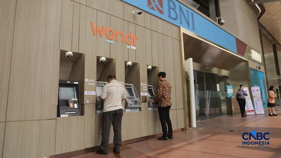 Aktifitas pengunjung dan nasabah di Graha BNI, Jakarta, Selasa, (27/10/2026). (CNBC Indonesia/Muhammad Sabki)