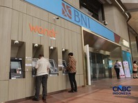 Aktifitas pengunjung dan nasabah di Graha BNI, Jakarta, Selasa, (27/10/2026). (CNBC Indonesia/Muhammad Sabki)