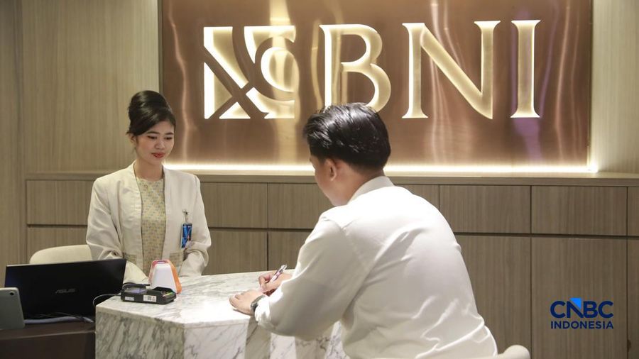 Aktifitas pengunjung dan nasabah di Graha BNI, Jakarta, Selasa, (27/10/2026). (CNBC Indonesia/Muhammad Sabki)