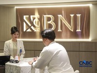 Aktifitas pengunjung dan nasabah di Graha BNI, Jakarta, Selasa, (27/10/2026). (CNBC Indonesia/Muhammad Sabki)