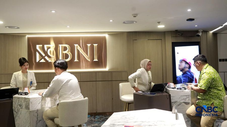 Aktifitas pengunjung dan nasabah di Graha BNI, Jakarta, Selasa, (27/10/2026). (CNBC Indonesia/Muhammad Sabki)