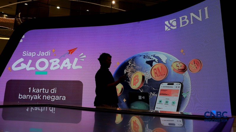 Kiri-Kanan: Direktur Risk Management BNI David Pirzada, Direktur Utama BNI Putrama Wahju Setyawan, Direktur Finance &amp; Strategy BNI Hussein Paolo Kartadjoemena dalam kegiatan pemaparan kinerja Q3 di Graha BNI, Jakarta, Selasa, (27/10/2026). (CNBC Indonesia/Muhammad Sabki)