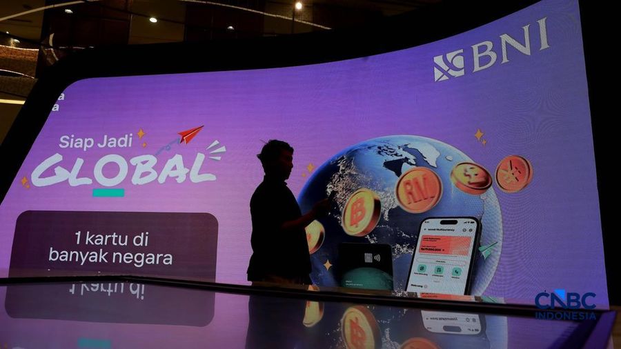 Aktifitas pengunjung dan nasabah di Graha BNI, Jakarta, Selasa, (27/10/2026). (CNBC Indonesia/Muhammad Sabki)