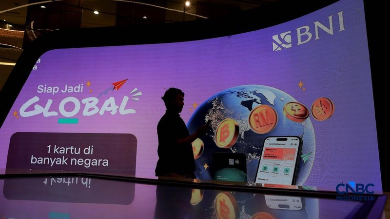 Aktifitas pengunjung dan nasabah di Graha BNI, Jakarta, Selasa, (27/10/2026). (CNBC Indonesia/Muhammad Sabki)
