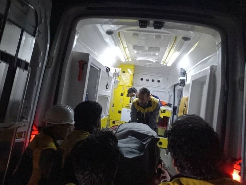 Anggota kelompok pertahanan sipil Suriah yang dikenal sebagai White Helmets (Helm Putih) turut serta dalam operasi penyelamatan pascaserangan udara. Yordania menyatakan telah melancarkan serangan tersebut terhadap lokasi-lokasi yang disebut sebagai tempat persembunyian militan di Suriah selatan, setelah menyimpulkan bahwa pihak yang bertanggung jawab atas serangan mematikan di sebuah gereja di Yordania pekan lalu memiliki keterkaitan dengan kelompok-kelompok yang beroperasi di wilayah tersebut&mdash;tepatnya di wilayah Kegubernuran Daraa dan Kegubernuran As-Suwayda, Suriah&mdash;sebagaimana terlihat dalam gambar yang dirilis pada 27 Oktober 2026. (The White Helmets/Handout via REUTERS)