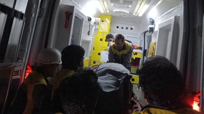 Anggota kelompok pertahanan sipil Suriah yang dikenal sebagai White Helmets (Helm Putih) turut serta dalam operasi penyelamatan pascaserangan udara. Yordania menyatakan telah melancarkan serangan tersebut terhadap lokasi-lokasi yang disebut sebagai tempat persembunyian militan di Suriah selatan, setelah menyimpulkan bahwa pihak yang bertanggung jawab atas serangan mematikan di sebuah gereja di Yordania pekan lalu memiliki keterkaitan dengan kelompok-kelompok yang beroperasi di wilayah tersebut—tepatnya di wilayah Kegubernuran Daraa dan Kegubernuran As-Suwayda, Suriah—sebagaimana terlihat dalam gambar yang dirilis pada 27 Oktober 2026.