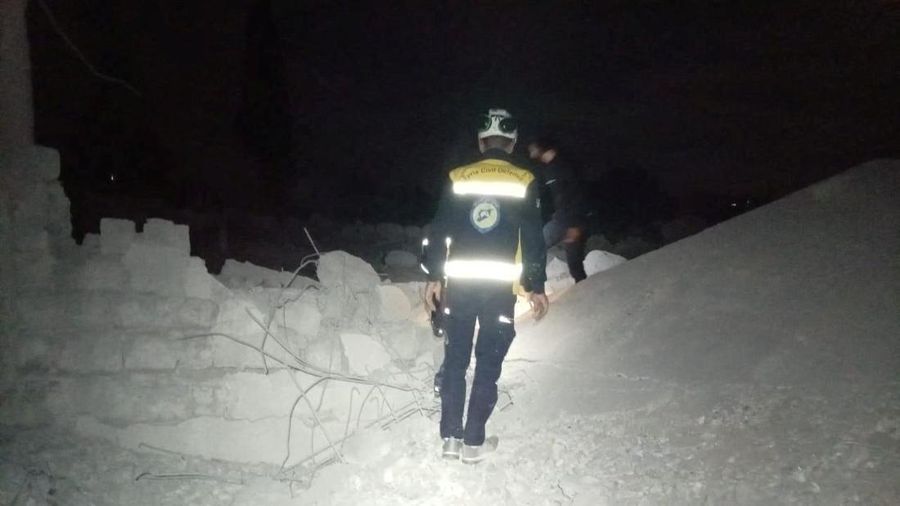 Anggota kelompok pertahanan sipil Suriah yang dikenal sebagai White Helmets (Helm Putih) turut serta dalam operasi penyelamatan pascaserangan udara. Yordania menyatakan telah melancarkan serangan tersebut terhadap lokasi-lokasi yang disebut sebagai tempat persembunyian militan di Suriah selatan, setelah menyimpulkan bahwa pihak yang bertanggung jawab atas serangan mematikan di sebuah gereja di Yordania pekan lalu memiliki keterkaitan dengan kelompok-kelompok yang beroperasi di wilayah tersebut—tepatnya di wilayah Kegubernuran Daraa dan Kegubernuran As-Suwayda, Suriah—sebagaimana terlihat dalam gambar yang dirilis pada 27 Oktober 2026.