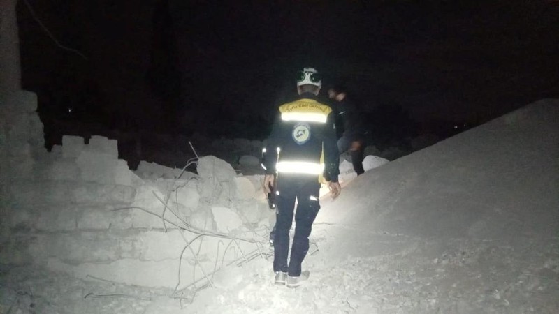 Anggota kelompok pertahanan sipil Suriah yang dikenal sebagai White Helmets (Helm Putih) turut serta dalam operasi penyelamatan pascaserangan udara. Yordania menyatakan telah melancarkan serangan tersebut terhadap lokasi-lokasi yang disebut sebagai tempat persembunyian militan di Suriah selatan, setelah menyimpulkan bahwa pihak yang bertanggung jawab atas serangan mematikan di sebuah gereja di Yordania pekan lalu memiliki keterkaitan dengan kelompok-kelompok yang beroperasi di wilayah tersebut—tepatnya di wilayah Kegubernuran Daraa dan Kegubernuran As-Suwayda, Suriah—sebagaimana terlihat dalam gambar yang dirilis pada 27 Oktober 2026.