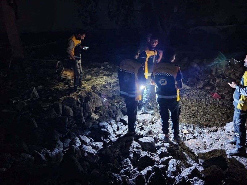 Anggota kelompok pertahanan sipil Suriah yang dikenal sebagai White Helmets (Helm Putih) turut serta dalam operasi penyelamatan pascaserangan udara. Yordania menyatakan telah melancarkan serangan tersebut terhadap lokasi-lokasi yang disebut sebagai tempat persembunyian militan di Suriah selatan, setelah menyimpulkan bahwa pihak yang bertanggung jawab atas serangan mematikan di sebuah gereja di Yordania pekan lalu memiliki keterkaitan dengan kelompok-kelompok yang beroperasi di wilayah tersebut&mdash;tepatnya di wilayah Kegubernuran Daraa dan Kegubernuran As-Suwayda, Suriah&mdash;sebagaimana terlihat dalam gambar yang dirilis pada 27 Oktober 2026. (The White Helmets/Handout via REUTERS)