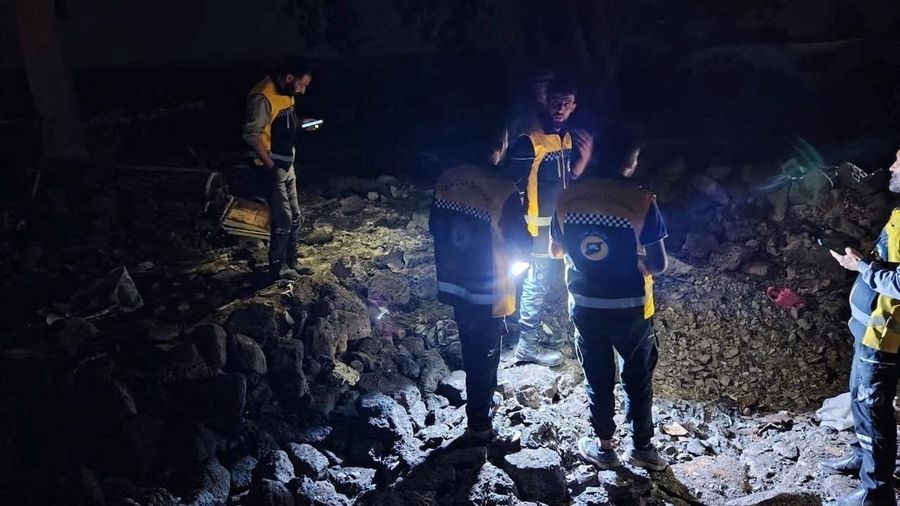 Anggota kelompok pertahanan sipil Suriah yang dikenal sebagai White Helmets (Helm Putih) turut serta dalam operasi penyelamatan pascaserangan udara. Yordania menyatakan telah melancarkan serangan tersebut terhadap lokasi-lokasi yang disebut sebagai t
