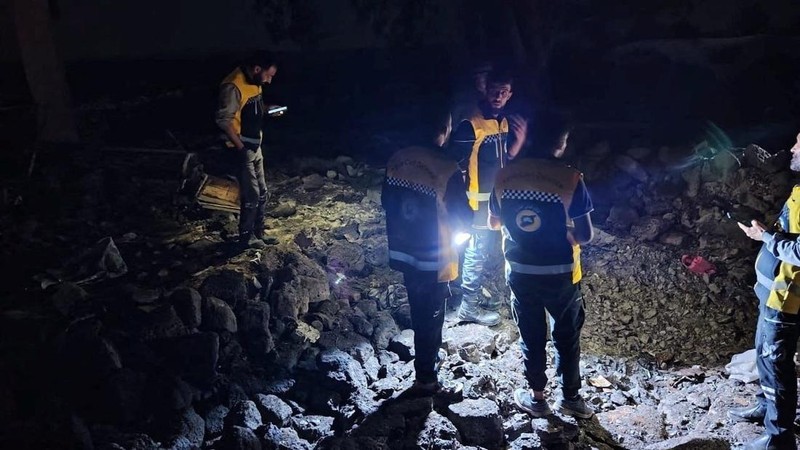 Anggota kelompok pertahanan sipil Suriah yang dikenal sebagai White Helmets (Helm Putih) turut serta dalam operasi penyelamatan pascaserangan udara. Yordania menyatakan telah melancarkan serangan tersebut terhadap lokasi-lokasi yang disebut sebagai t