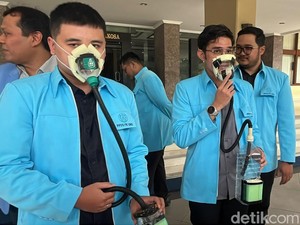 Mahasiswa FK UNS Bikin APD buat Korban Karhutla dari Botol Plastik-Spons