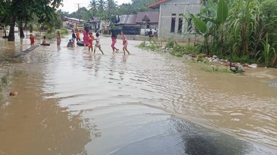 Banjir melanda sejumlah gampong di Kecamatan Darul Makmur dan Kecamatan Tripa Makmur, Kabupaten Nagan Raya, pada Minggu, 25 Oktober 2026. (Dok. BNPB)