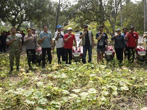 Bupati Kembang Serahkan 5 Traktor Kementan ke Kelompok Tani di Jembrana