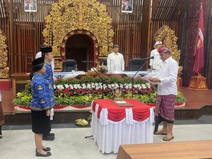 Lantik 6 PNS-Pejabat Fungsional, Gus Par Tekankan Integritas dan Disiplin