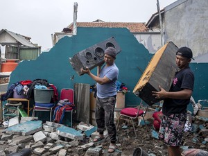 Amukan Puting Beliung Hancurkan 526 Rumah di Padalarang