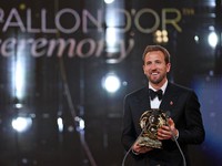 England and Bayern Munich forward Harry Kane reacts after receiving the Ballon d'Or award for the best male footballer during the 2026 Ballon d'Or France Football award ceremony at the Palladium Theatre in London on October 26, 2026. (Photo by FRANCK