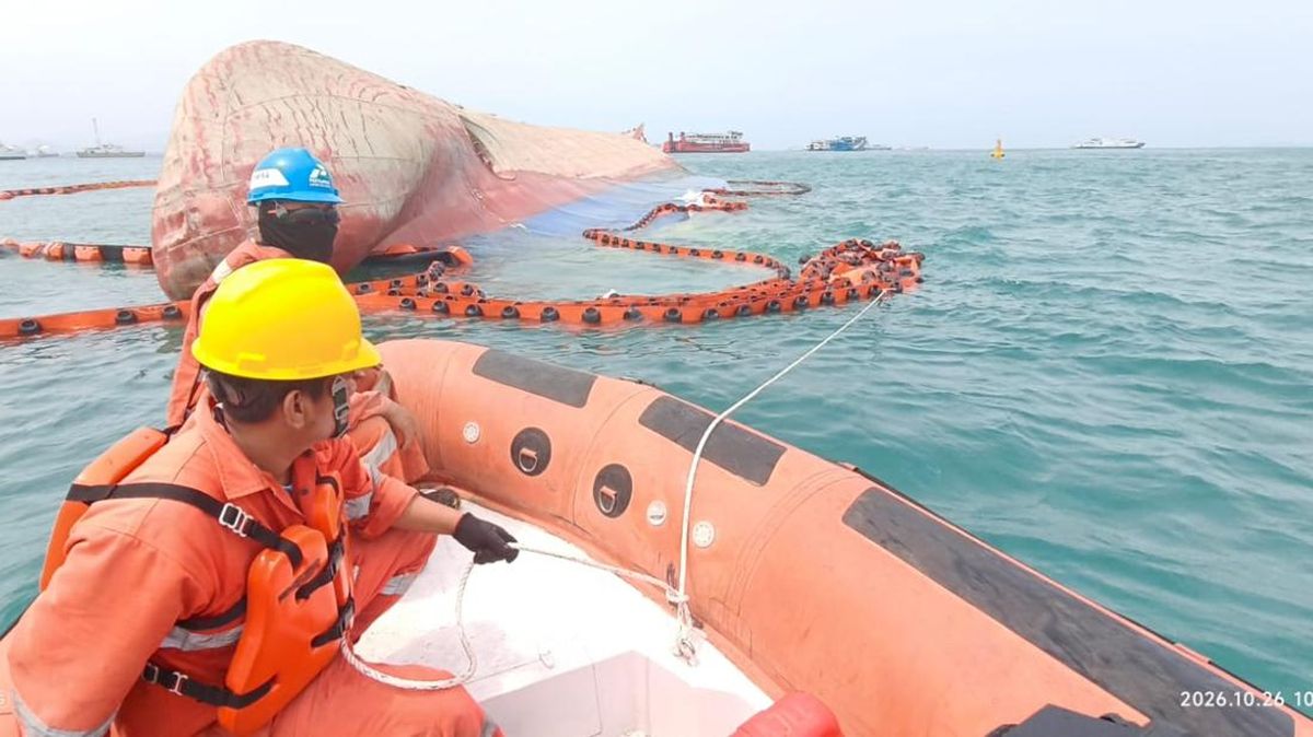 KMP Batumandi Belum Diangkat, Buoy dan Oil Boom Dipasang di Perairan Merak — NadiKabar.com