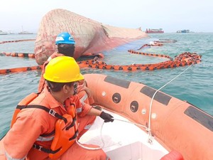 KMP Batumandi Belum Diangkat, Buoy dan Oil Boom Dipasang di Perairan Merak