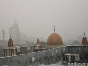 Hujan Perdana Turun di Makassar Usai Diterjang Kemarau Panjang