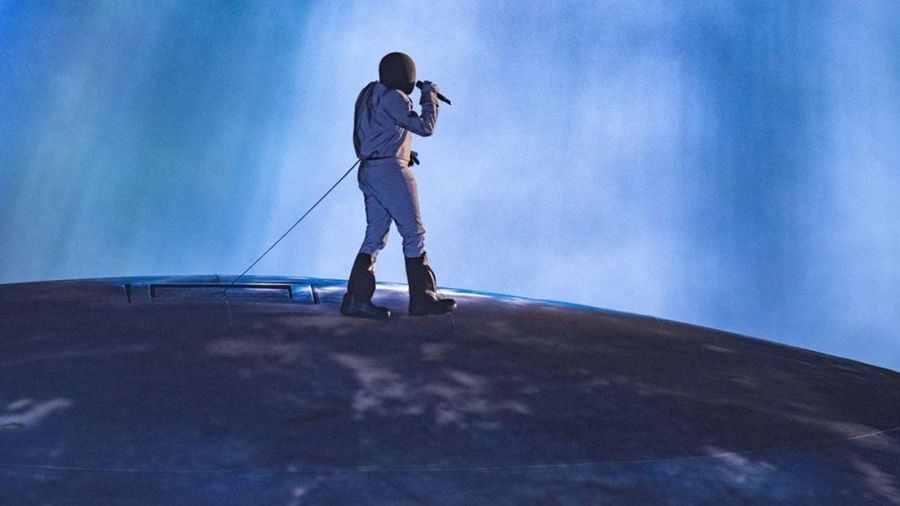 Kanye West alias Ye menghadirkan pertunjukan visual megah dalam konser perdananya di Indonesia yang digelar di Stadion Utama Gelora Bung Karno (SUGBK), Senayan, Jakarta Pusat, Sabtu (24/10/2026). (Dok. Raw Vision Collective)