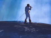 Kanye West alias Ye menghadirkan pertunjukan visual megah dalam konser perdananya di Indonesia yang digelar di Stadion Utama Gelora Bung Karno (SUGBK), Senayan, Jakarta Pusat, Sabtu (24/10/2026). (Dok. Raw Vision Collective)