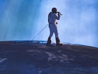 Kanye West alias Ye menghadirkan pertunjukan visual megah dalam konser perdananya di Indonesia yang digelar di Stadion Utama Gelora Bung Karno (SUGBK), Senayan, Jakarta Pusat, Sabtu (24/10/2026). (Dok. Raw Vision Collective)