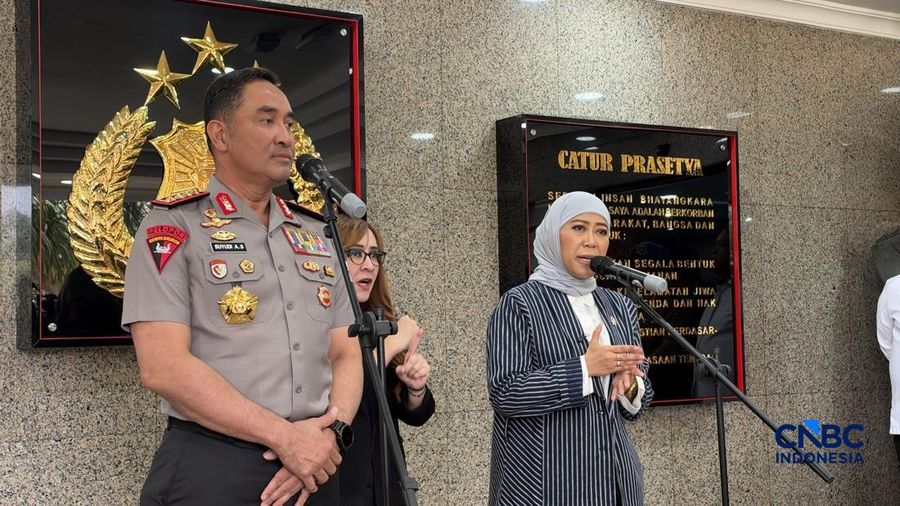 Kapolri, Jendral Suyudi Ario Seto dan Menteri Komunikasi dan Digital (Menkomdigi) Meutya Hafid saat menyampaikan konferensi Pers di Gedung Rupatama Mabes Polri, Jakarta, Selasa (27/10/2026). (CNBC Indonesia/Intan Rakhmayanti Dewi)