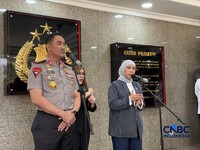 Kapolri, Jendral Suyudi Ario Seto dan Menteri Komunikasi dan Digital (Menkomdigi) Meutya Hafid saat menyampaikan konferensi Pers di Gedung Rupatama Mabes Polri, Jakarta, Selasa (27/10/2026). (CNBC Indonesia/Intan Rakhmayanti Dewi)
