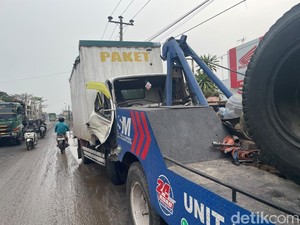 Truk Paket Tabrak Pikap Sayur hingga Terguling di Juwana Pati