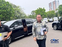 Kepala Badan Riset dan Inovasi Nasional (BRIN) Arif Satria saat tiba di Istana Negara, Selasa (27/10/2026). (CNBC Indonesia/Emir Yanwardhana)