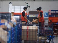 Kesibukan pekerja di Gudang Ekspor Shopee, Kalideres, Jakarta, Selasa (27/10/2026). (CNBC Indonesia/Faisal Rahman)
